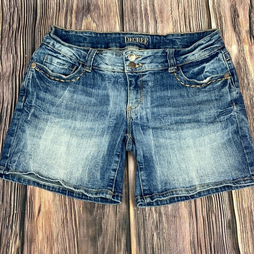 Junior’s Decree Distressed Cotton & Spandex Blend Blue Jean Shorts- Size 11